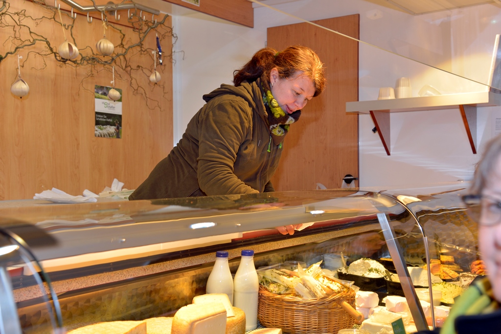 Regina Steiner mit ihren Schafmilchspezialitäten.
